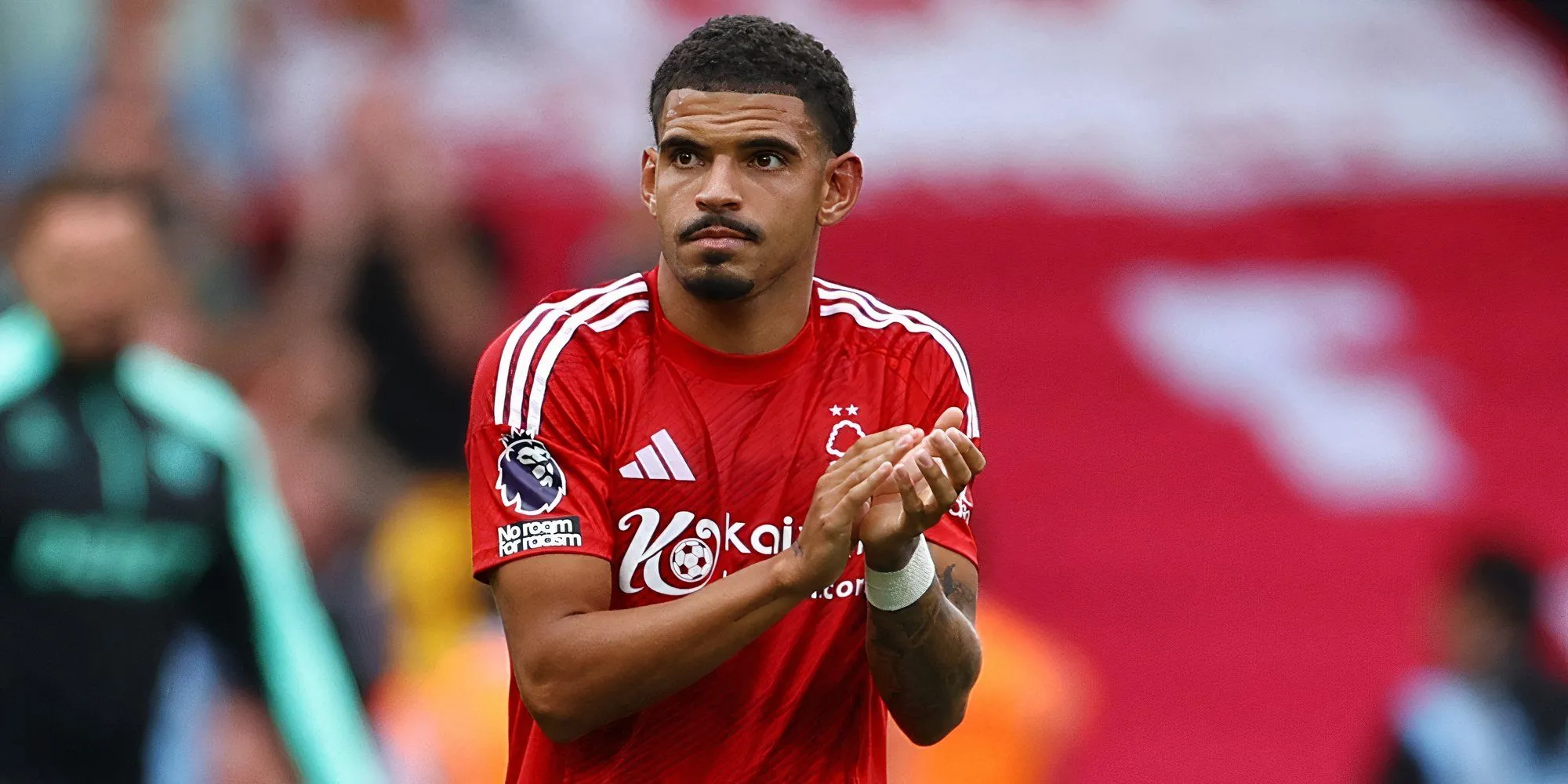 Morgan Gibbs-White trong màu áo Nottingham Forest amid tin đồn được Tottenham quan tâm