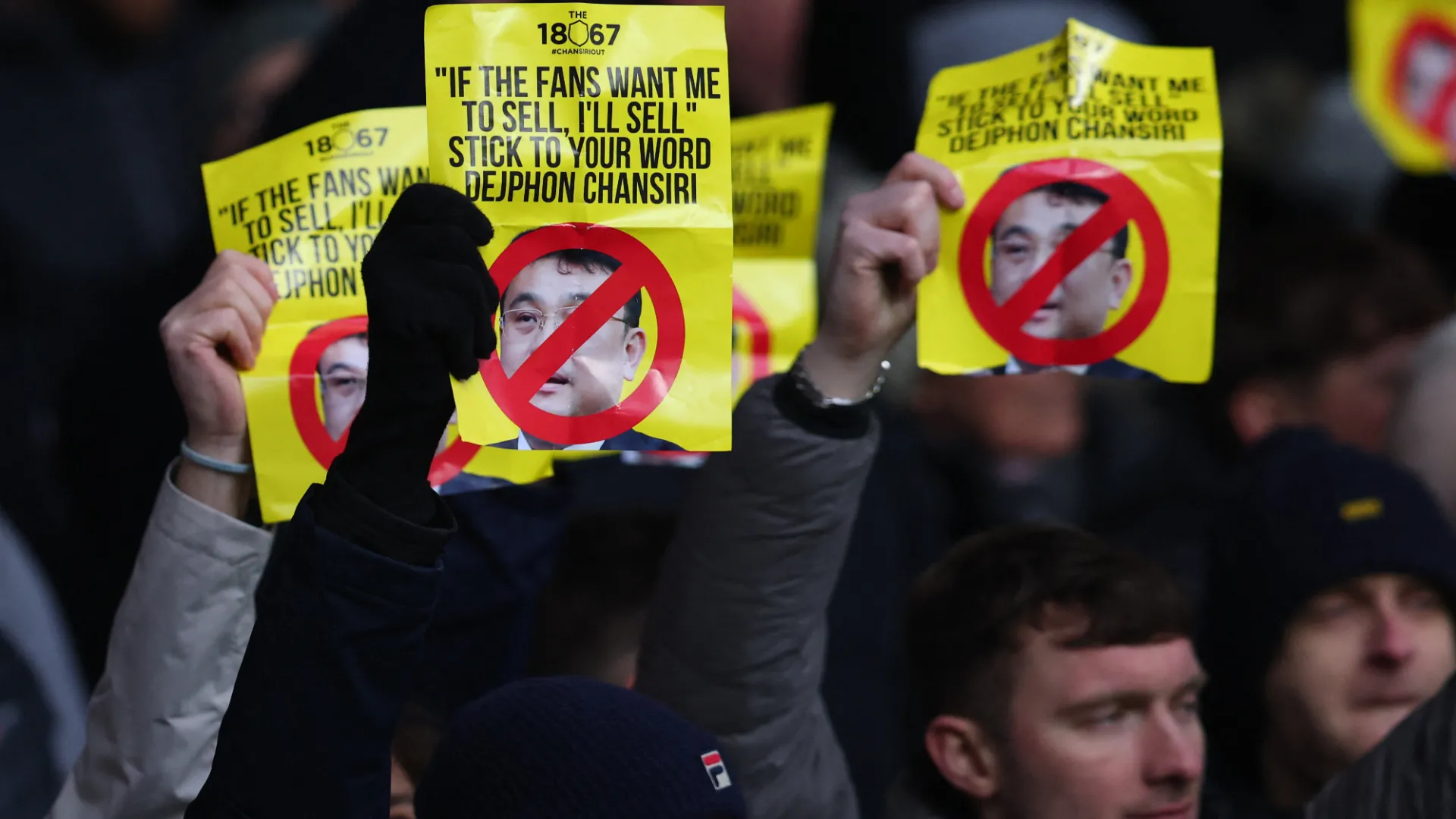 Người hâm mộ Sheffield Wednesday biểu tình phản đối chủ tịch Dejphon Chansiri