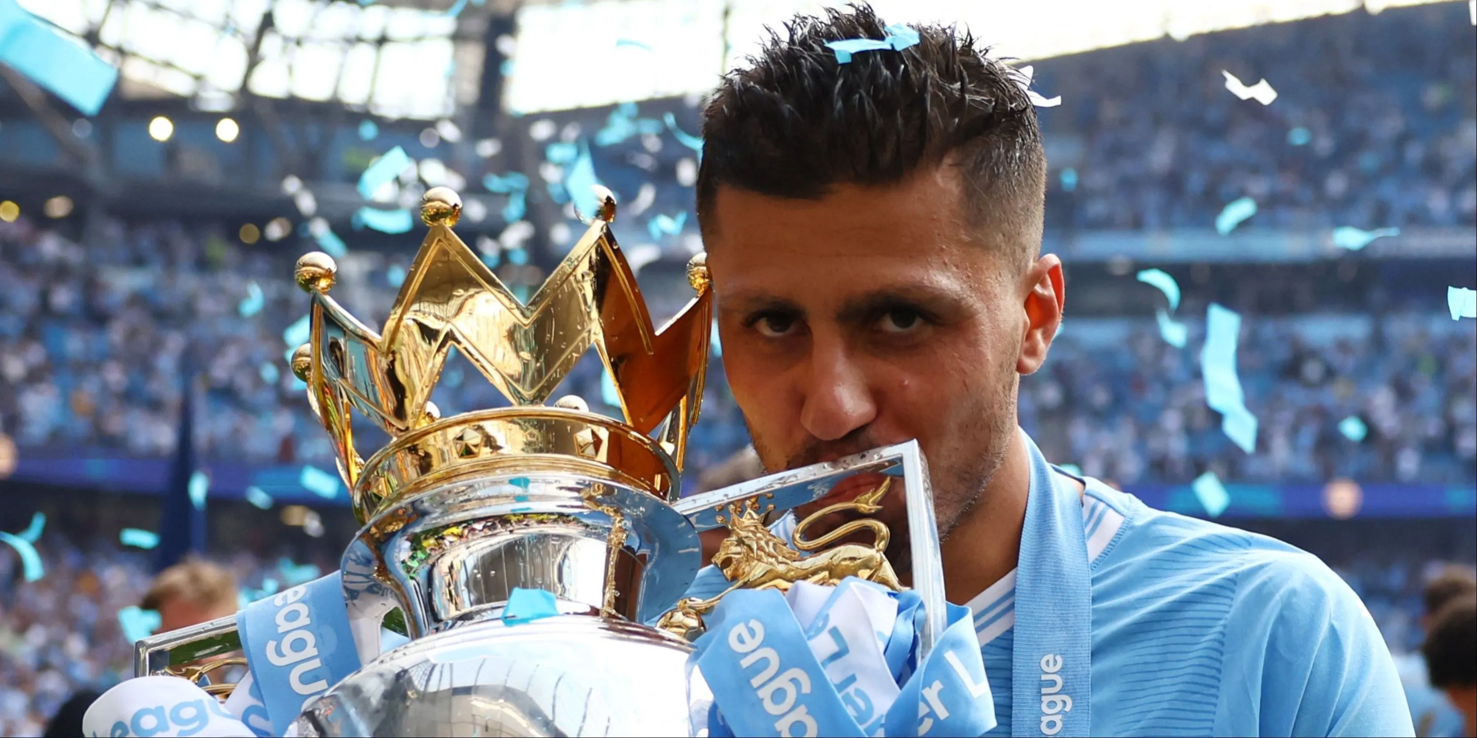 Rodri nâng cao cúp Premier League cùng Manchester City