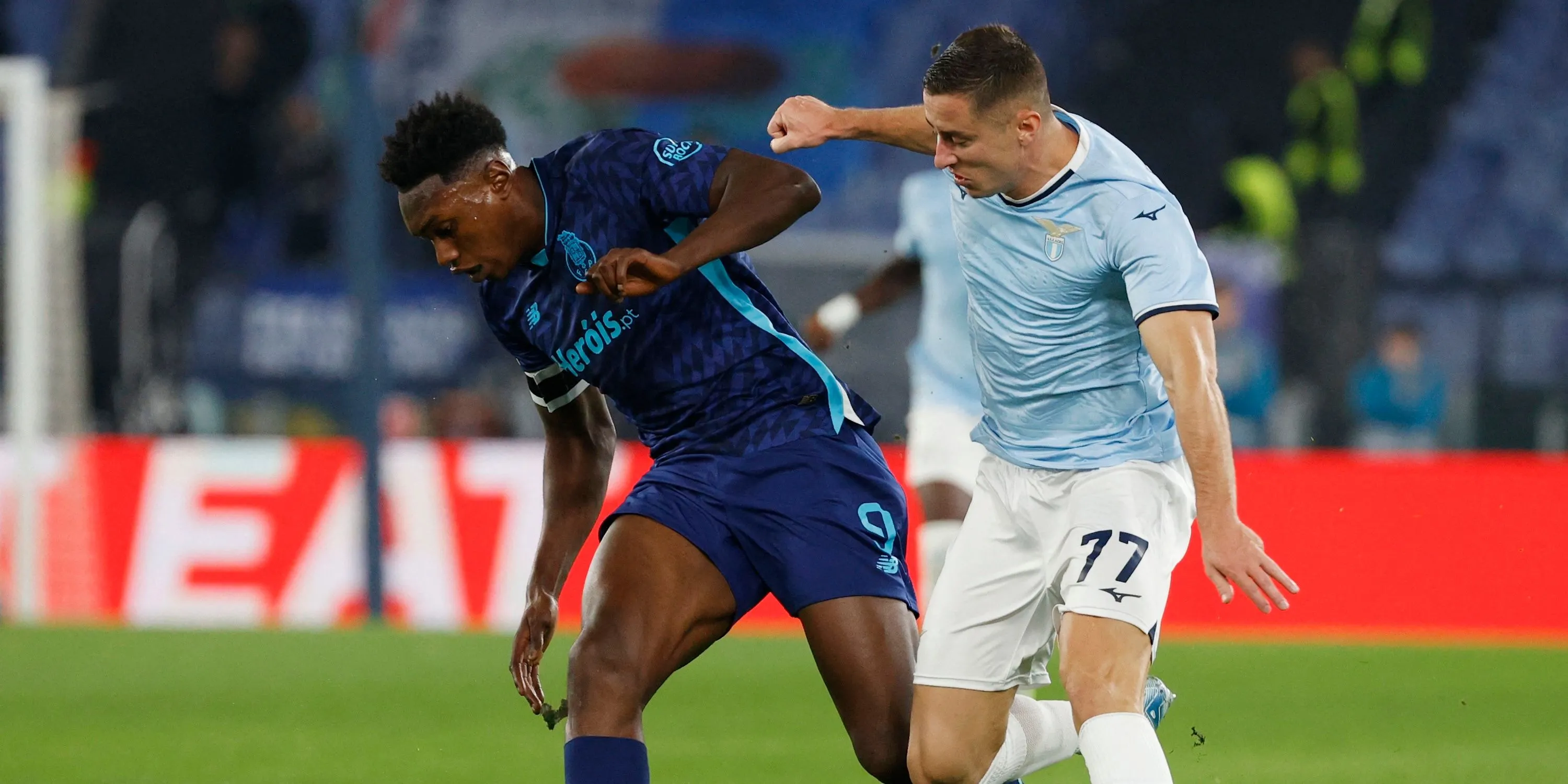 Samu Omorodion tranh bóng trong trận đấu của FC Porto