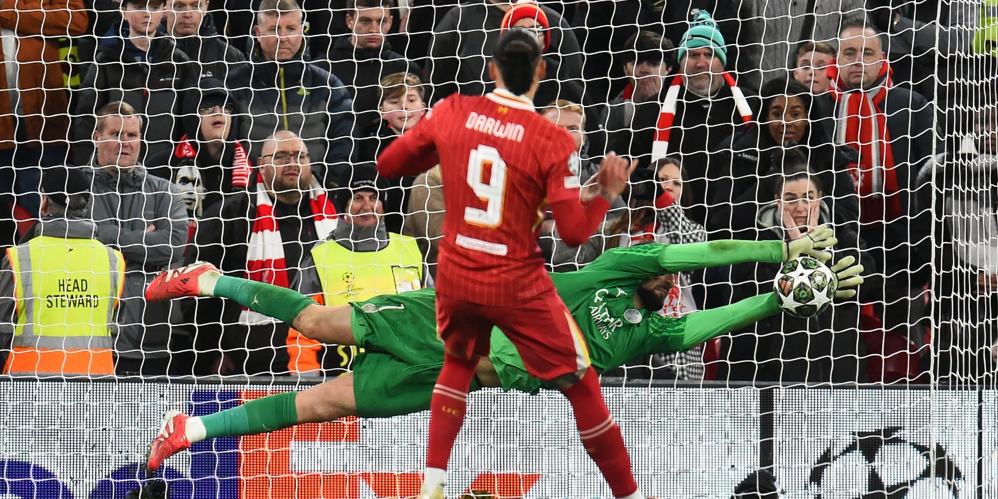 Thủ môn Gianluigi Donnarumma của PSG và tiền đạo Darwin Nunez của Liverpool trong trận đấu Champions League