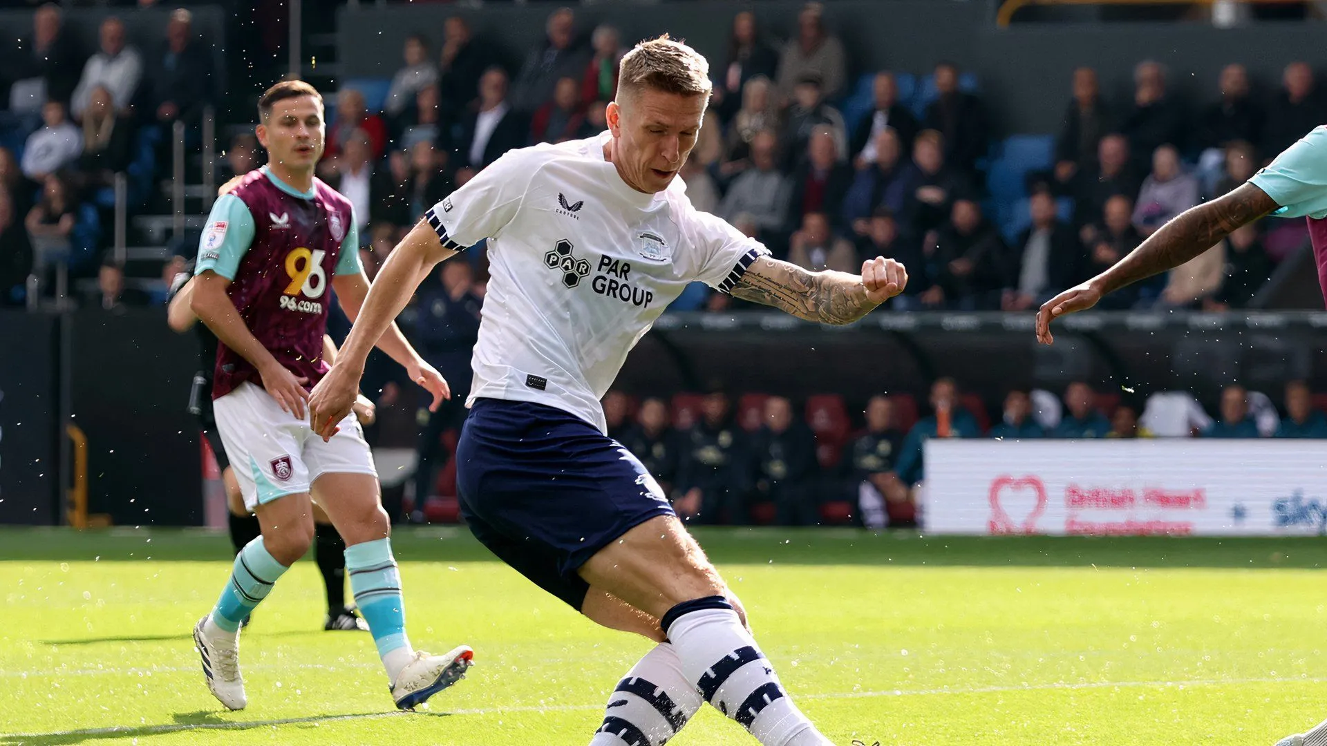 Tiền đạo Emil Riis trong màu áo Preston North End tại Championship