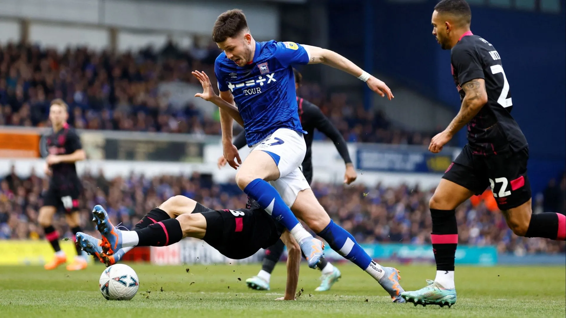 Tiền đạo George Hirst trong màu áo Ipswich Town