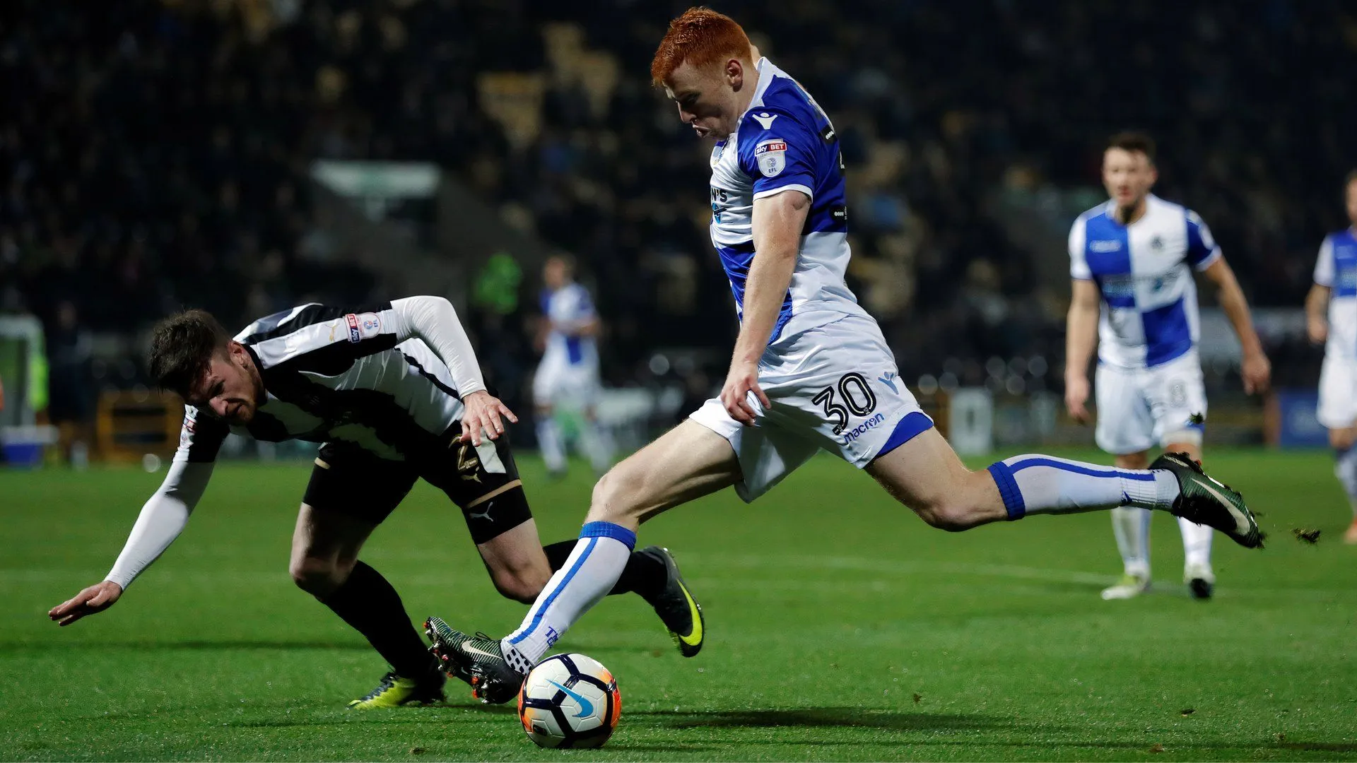 Tiền đạo Rory Gaffney thi đấu cho Bristol Rovers