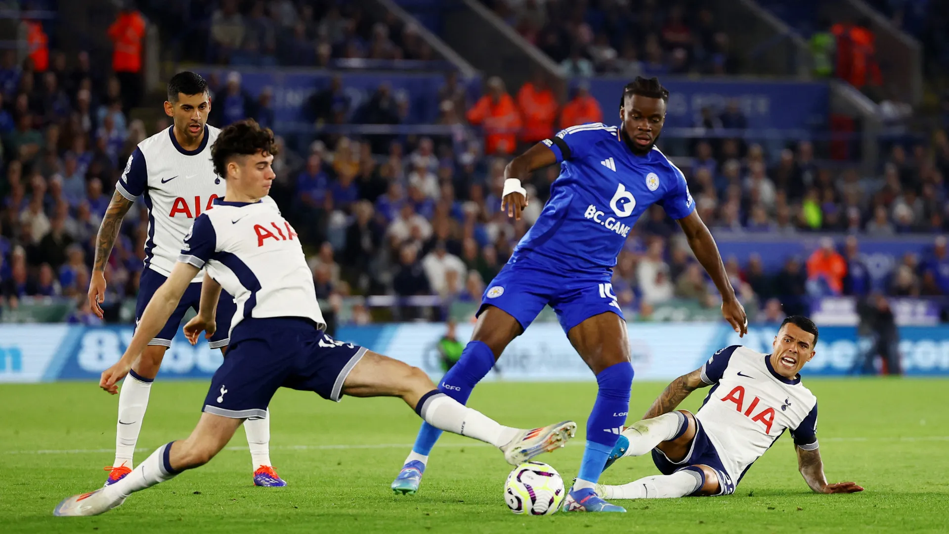 Tiền vệ cánh Stephy Mavididi của Leicester City trên sân tập