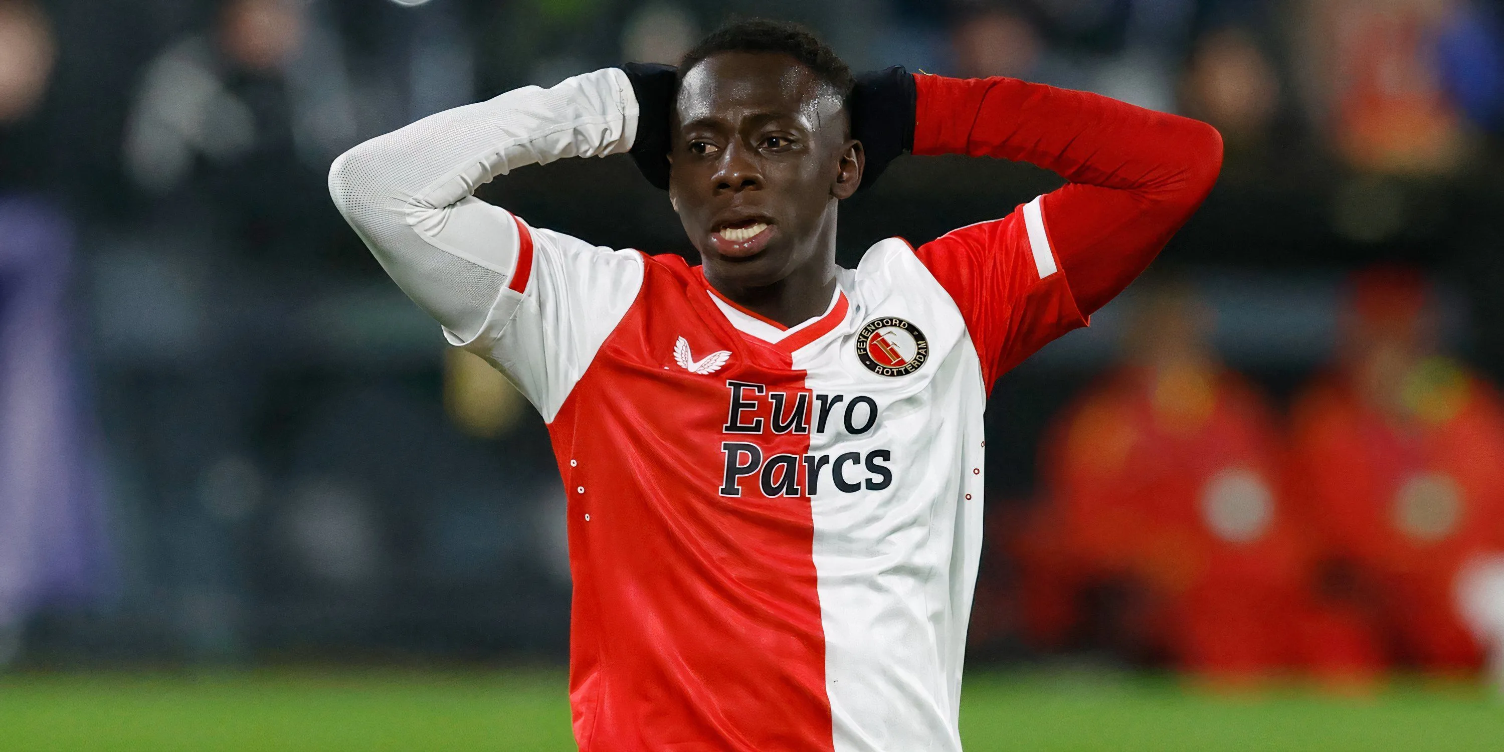Yankuba Minteh phản ứng sau một cơ hội bị bỏ lỡ khi thi đấu cho Feyenoord