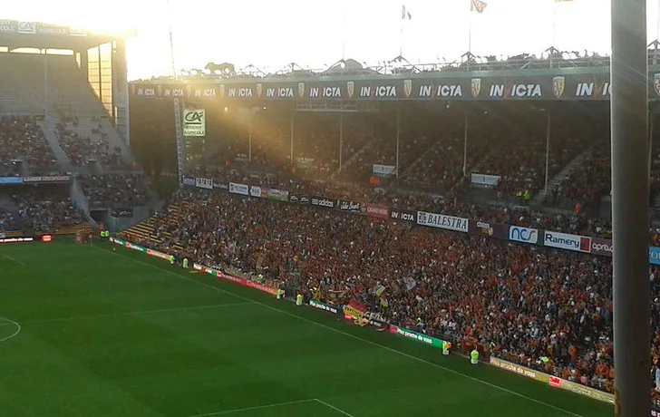 Ánh hoàng hôn buông xuống khán đài Stade Bollaert-Delelis, khoảnh khắc bình yên trước trận đấu của RC Lens