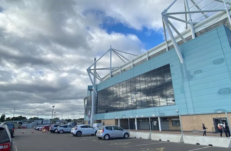 Bãi đỗ xe rộng rãi tại Sân vận động Coventry City