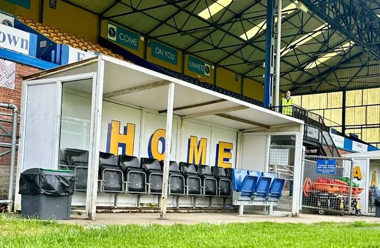 Băng ghế huấn luyện tại sân The Walks, nơi các chiến lược gia của King's Lynn Town chỉ đạo