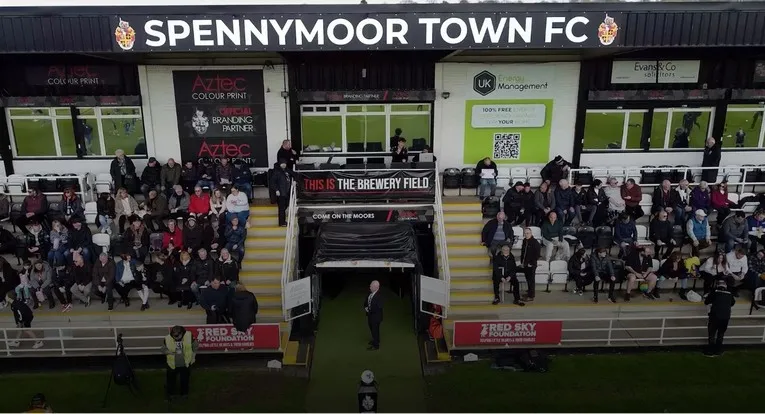 Bầu không khí sôi động trên các hàng ghế của sân The Brewery Field vào ngày diễn ra trận đấu của Spennymoor Town FC.