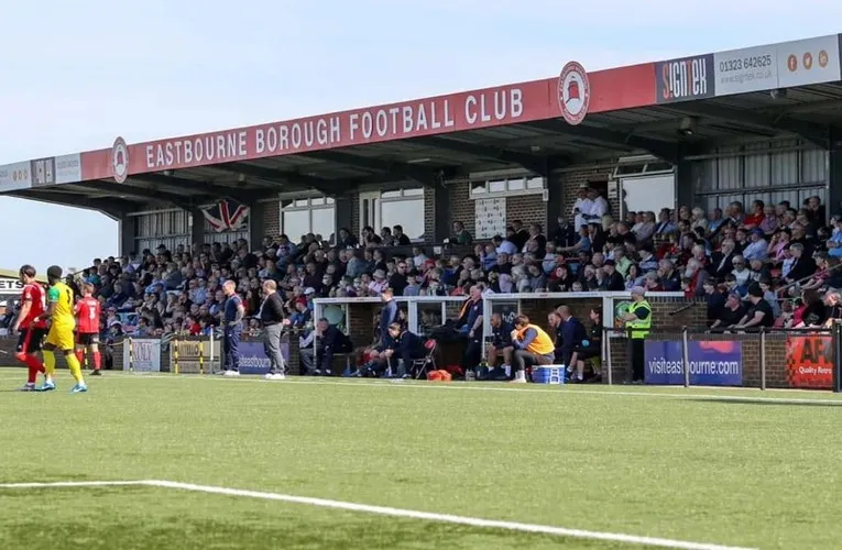 Bầu không khí sôi động trên sân vận động Priory Lane vào một ngày diễn ra trận đấu của Eastbourne Borough.
