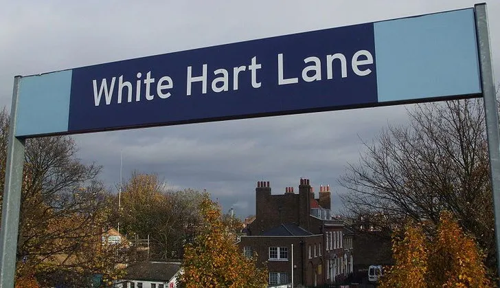 Biển báo sân ga White Hart Lane, một phần không thể thiếu trong trải nghiệm đến sân.