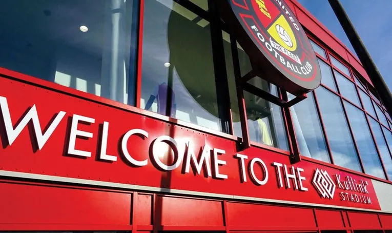 Biển hiệu chào mừng tại sân vận động Stonebridge Road, biểu tượng của câu lạc bộ Ebbsfleet United