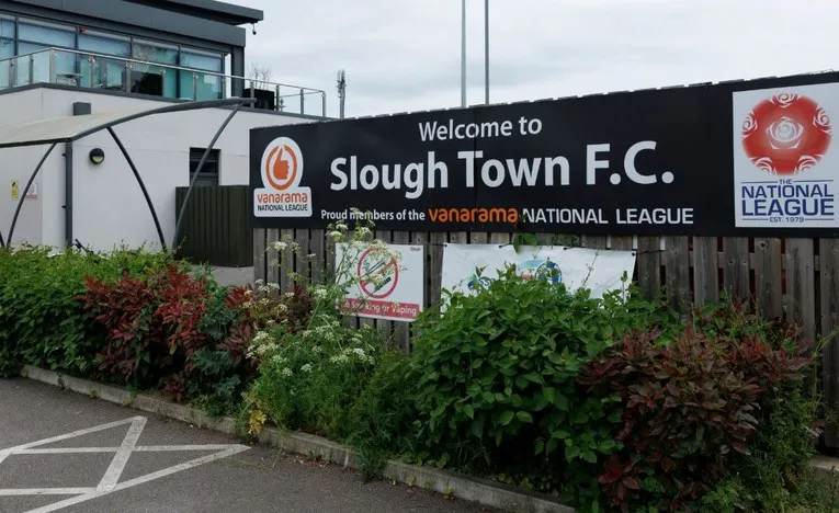 Biển hiệu lối vào sân vận động Arbour Park của Slough Town FC