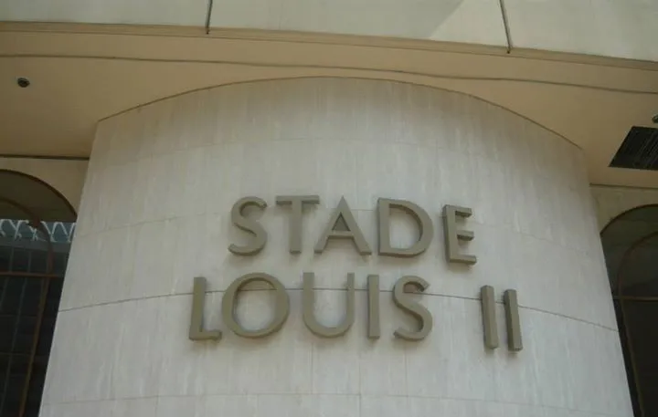 Biển hiệu lối vào sân vận động Stade Louis II nổi bật dưới nắng