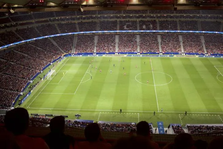 Biển người hâm mộ Atletico Madrid cuồng nhiệt trên khán đài Estadio Metropolitano, tạo nên không khí bùng nổ trong ngày thi đấu