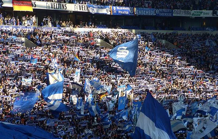 Biển người hâm mộ Schalke 04 cuồng nhiệt vẫy cờ xanh trắng trên khán đài Veltins-Arena