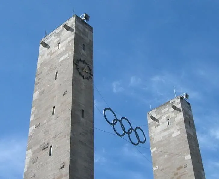 Biểu tượng Olympic Rings tại cổng chính Olympiastadion Berlin