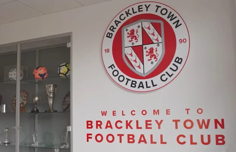 Biểu tượng và huy hiệu của câu lạc bộ bóng đá Brackley Town FC, niềm tự hào của người hâm mộ