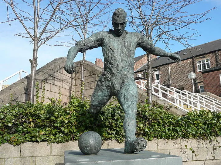 Bức tượng huyền thoại Jackie Milburn đứng vững chãi bên ngoài sân St. James' Park