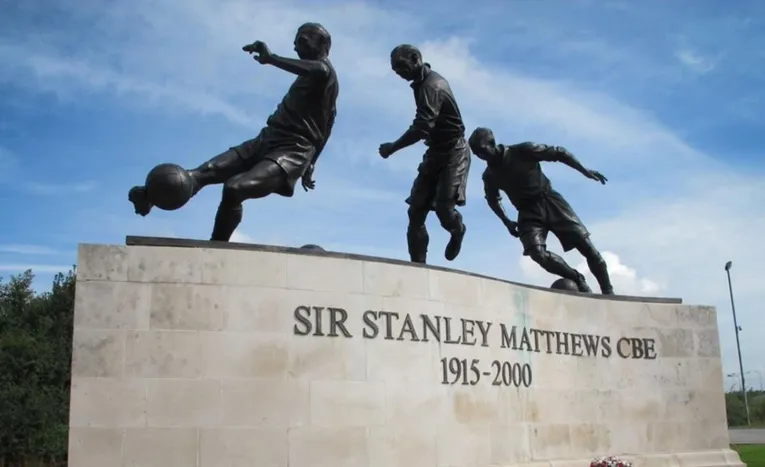 Bức tượng Sir Stanley Matthews, huyền thoại vĩ đại của Stoke City FC, đứng sừng sững bên ngoài sân Bet365