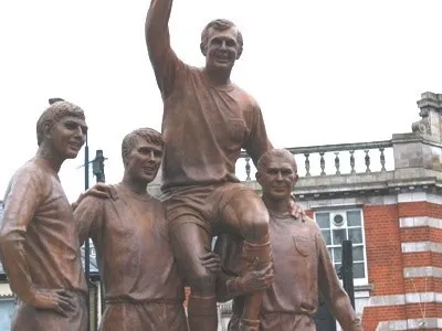 Bức tượng vinh danh các nhà vô địch West Ham United trước sân Boleyn Ground