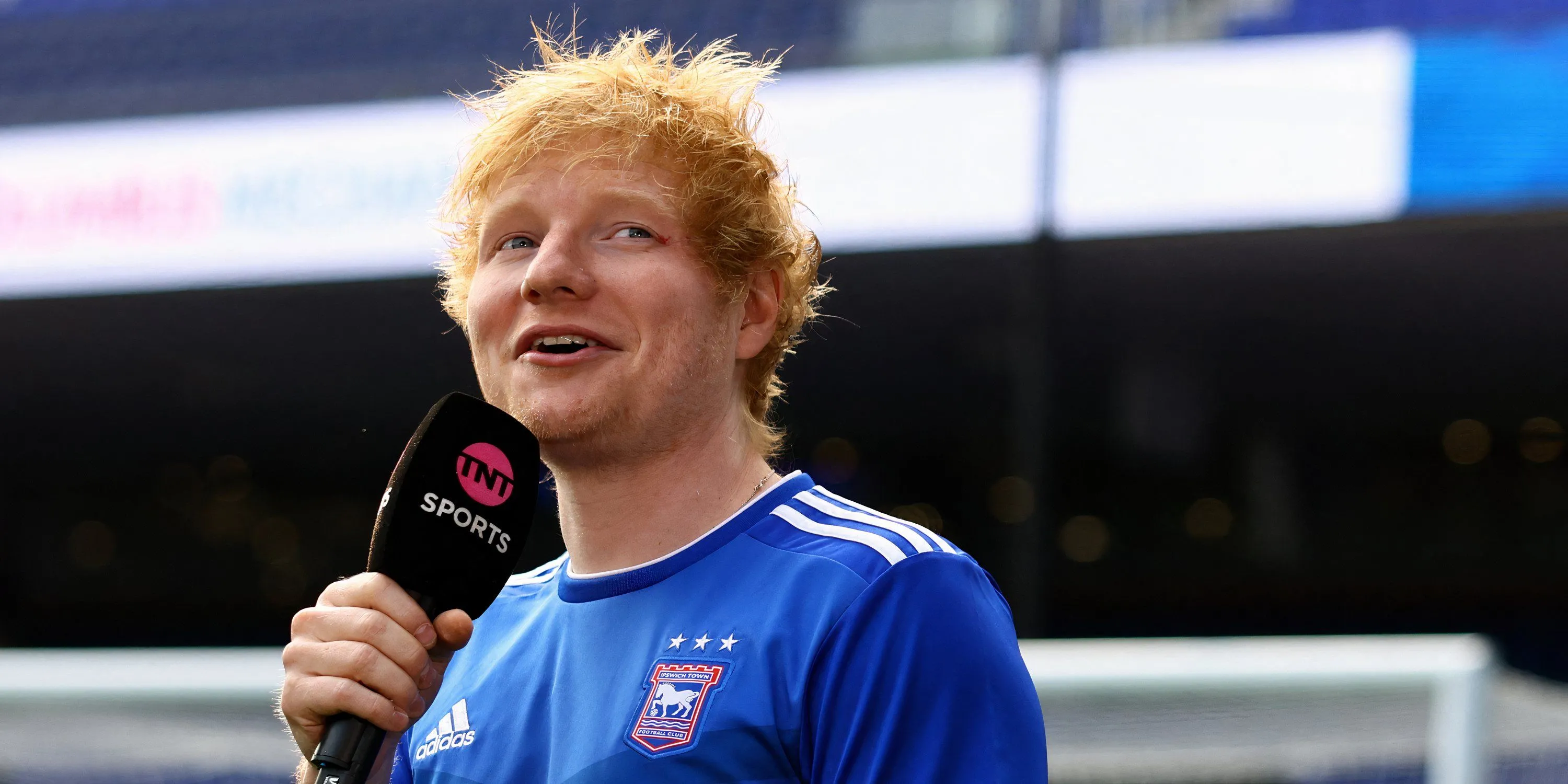 Ca sĩ Ed Sheeran, người hâm mộ cuồng nhiệt và nhà đầu tư vào Ipswich Town