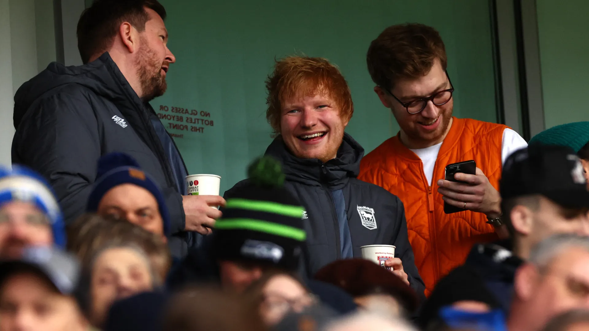 Ca sĩ Ed Sheeran, người hâm mộ và nhà tài trợ áo đấu Ipswich Town