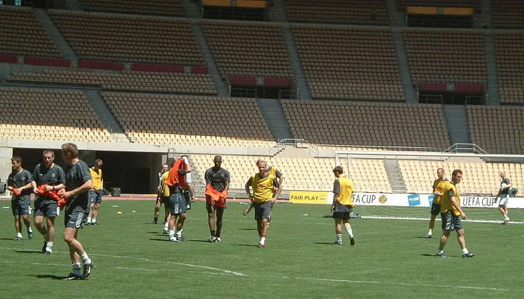 Các cầu thủ tập luyện trên sân cỏ xanh mướt tại Estadio La Cartuja.