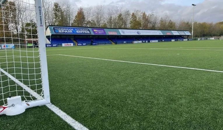 Các khán đài tại Longmead Stadium, bao gồm khu vực đứng và khán đài chính