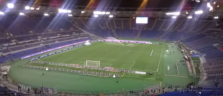 Cái nhìn toàn cảnh Stadio Olimpico khi không có khán giả, vẻ đẹp tĩnh lặng.