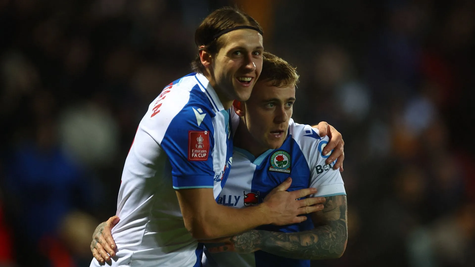 Callum Brittain và Sammie Szmodics trong trận đấu