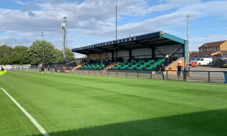 Cận cảnh khán đài chính (Main Stand) của sân The Citadel, nơi khán giả Farsley Celtic dõi theo từng đường bóng