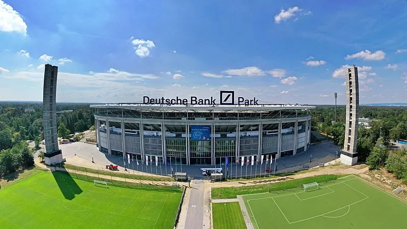 Cận cảnh kiến trúc độc đáo bên ngoài sân vận động Deutsche Bank Park