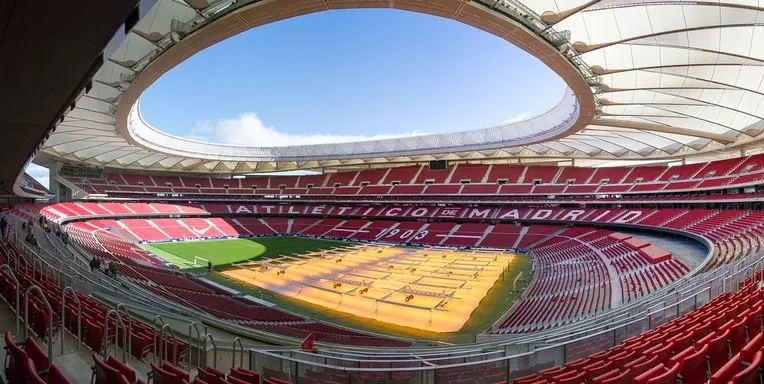 Cận cảnh mặt ngoài sân Estadio Metropolitano, kiến trúc hiện đại và hùng vĩ, sân nhà của Atletico Madrid