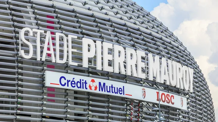 Cận cảnh sân vận động Stade Pierre-Mauroy trong một trận đấu