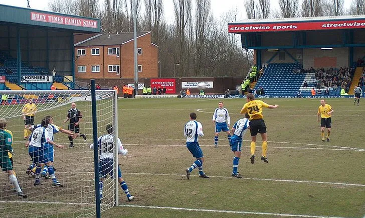 Cảnh ăn mừng bàn thắng trong trận đấu giữa Bury FC và đối thủ Rochdale tại Gigg Lane, nơi tạo nên những cảm xúc đáng nhớ