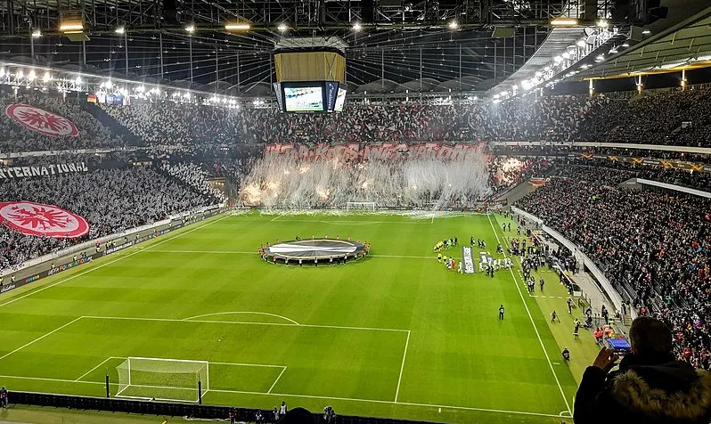Cảnh khán đài rực lửa với người hâm mộ Frankfurt trước trận đấu đầy kịch tính