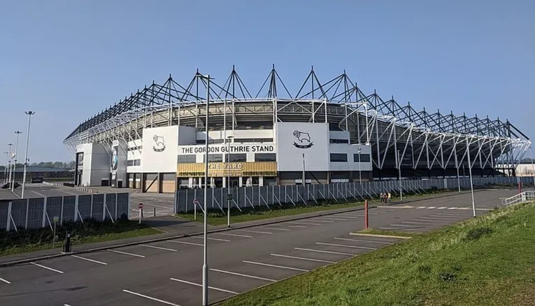 Cảnh quan bên ngoài sân vận động Pride Park, với kiến trúc hiện đại và lối vào ấn tượng