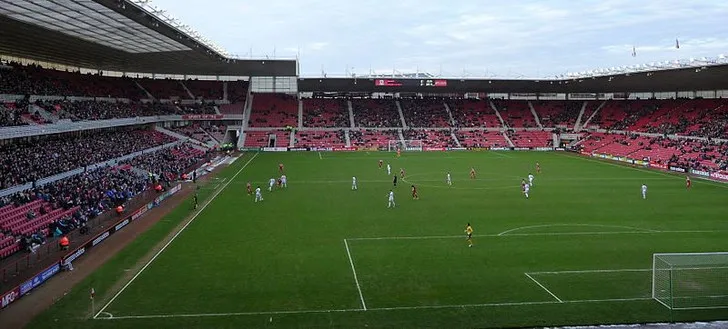 Cảnh trận đấu sôi động giữa Middlesbrough và Aldershot tại FA Cup, một khoảnh khắc đáng nhớ trên sân Riverside