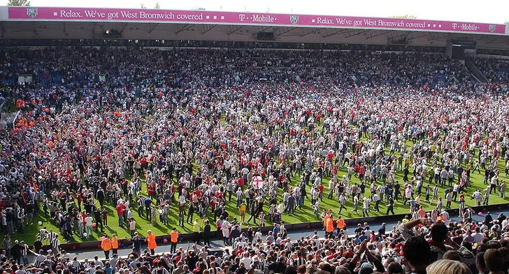 Cảnh tượng đám đông ăn mừng sau chiến thắng lịch sử &quot;The Great Escape&quot; tại The Hawthorns