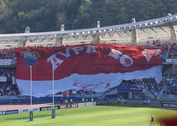 Cảnh tượng người hâm mộ rugby cuồng nhiệt tại sân Reale Arena