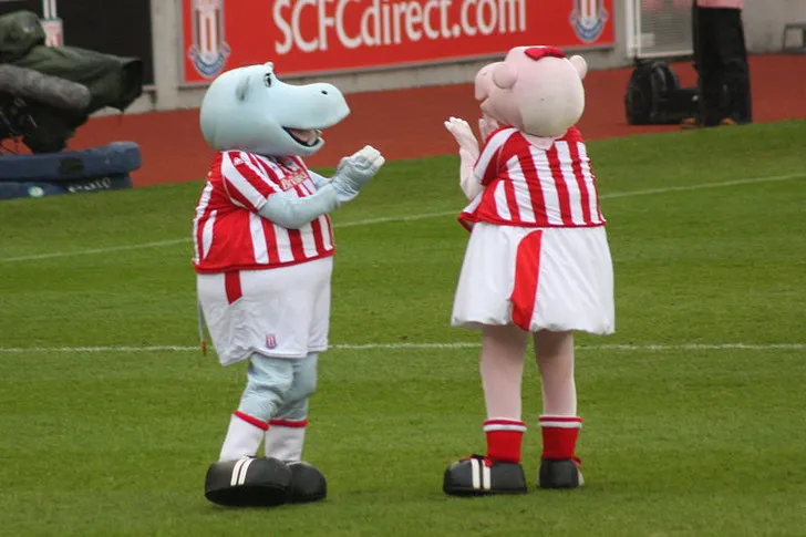 Cặp linh vật đáng yêu Pottermus Hippo và Pottermiss Hippo của câu lạc bộ Stoke City, biểu tượng tình yêu Potters