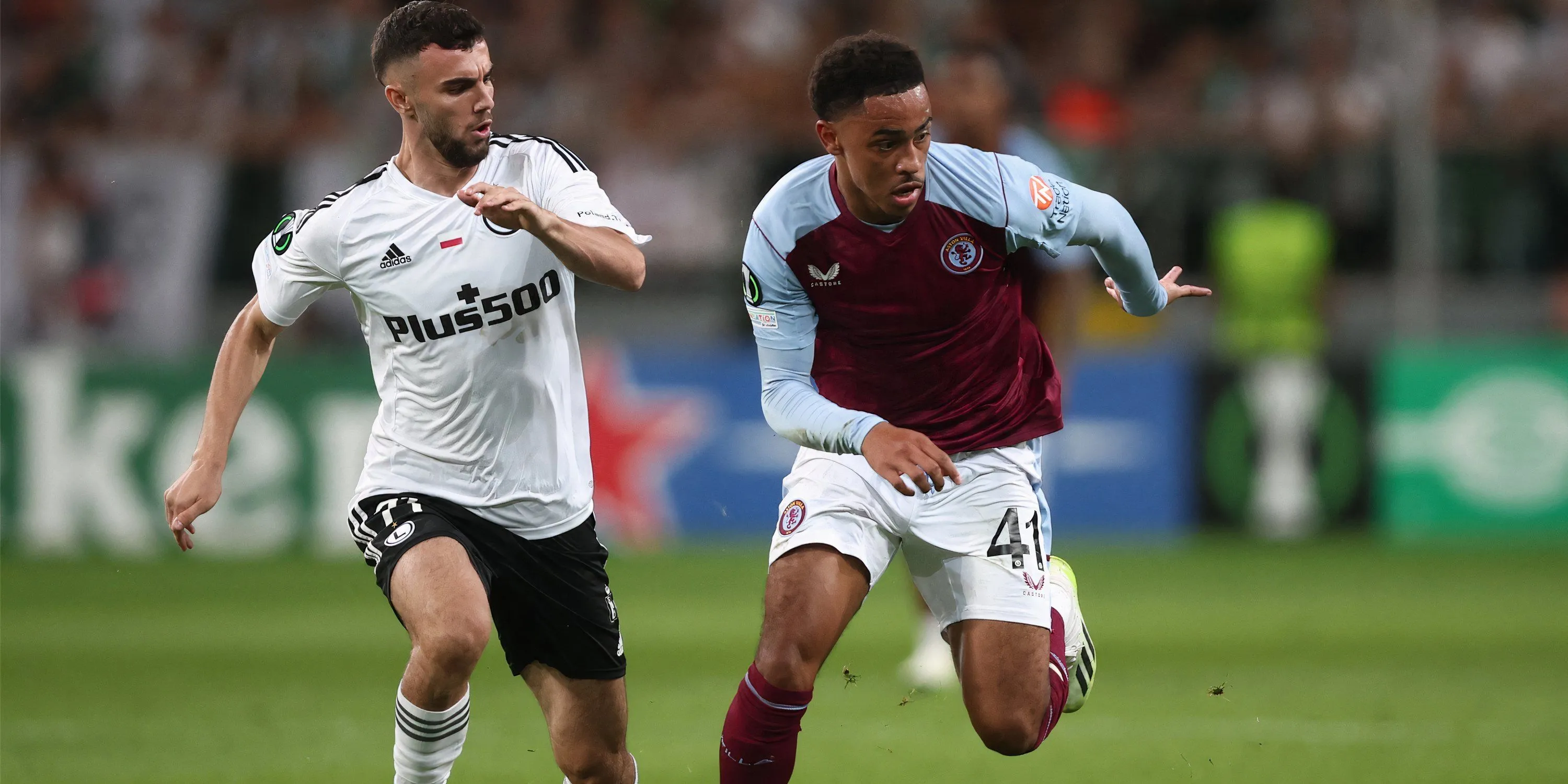 Cầu thủ Jacob Ramsey của Aston Villa đang thi đấu trên sân cỏ