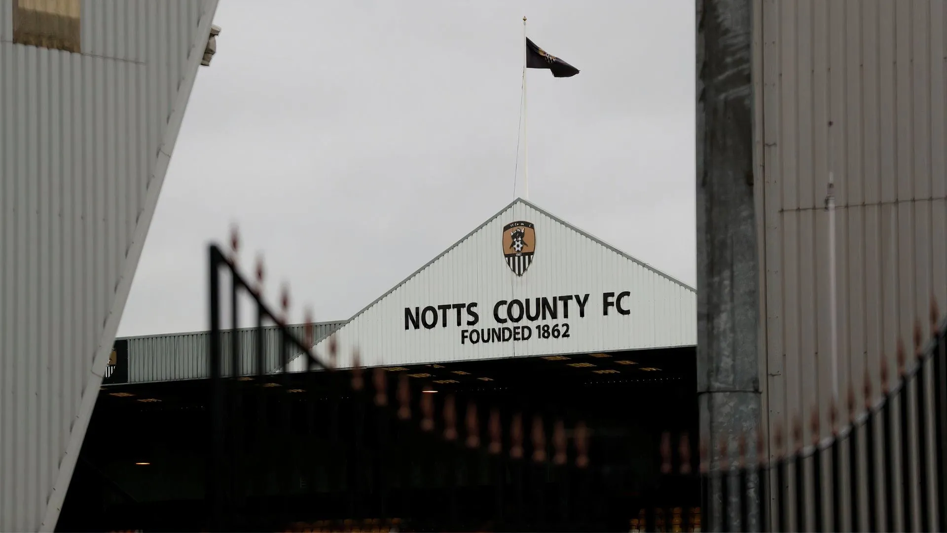 Cầu thủ Notts County trên sân cỏ