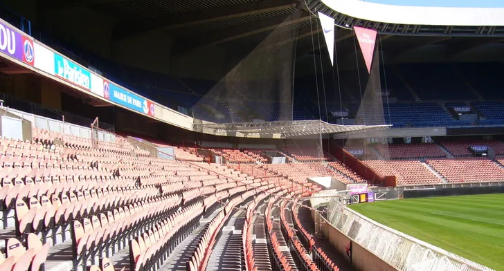 Chi tiết khu vực ghế ngồi tại sân Parc des Princes, đảm bảo sự thoải mái và tầm nhìn tốt cho mọi khán giả.