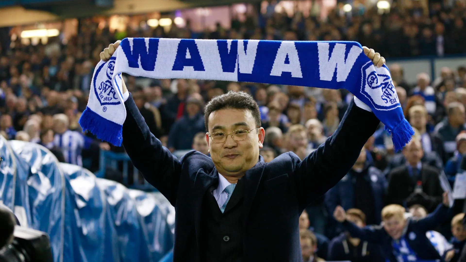 Chủ sở hữu Sheffield Wednesday Dejphon Chansiri đối mặt áp lực