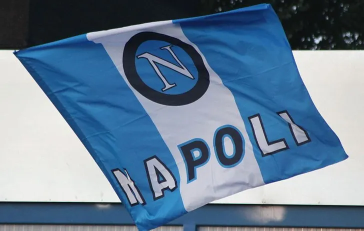 Cờ của câu lạc bộ Napoli bay phấp phới trên khán đài sân nhà