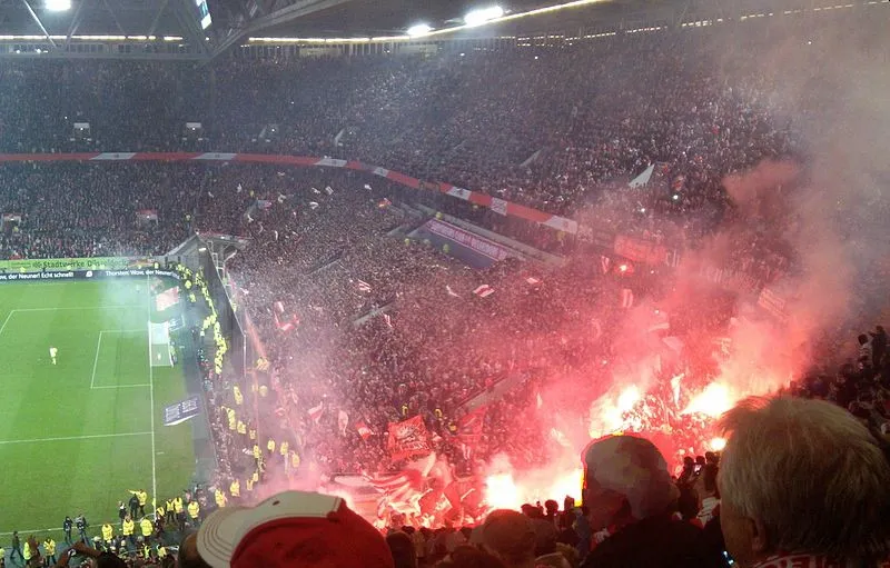 Cổ động viên Fortuna Düsseldorf với pháo sáng tạo bầu không khí cuồng nhiệt trên khán đài