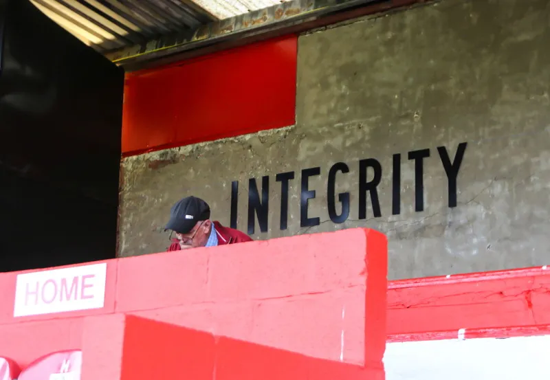 Cổ động viên Salford City FC cuồng nhiệt trên khán đài